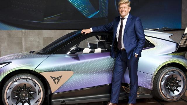 Wayne Griffiths. presidente de Seat y Cupra, junto al prototipo que anticipa el futuro eléctrico.