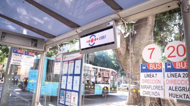 Un autobús de la EMT de Málaga a su paso por la Alameda Principal.