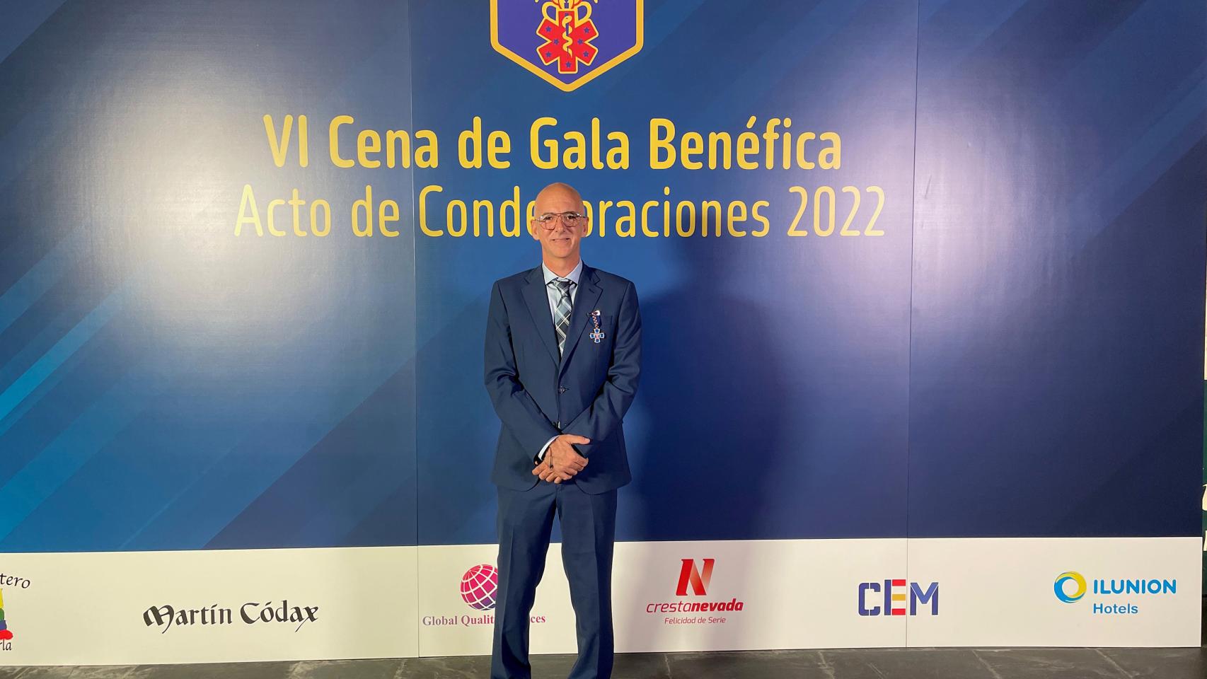 El doctor Luis Ayala en el acto de recepción del premio.