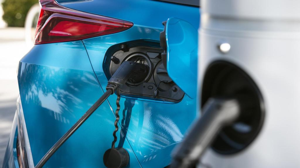 Un coche eléctrico durante una recarga.