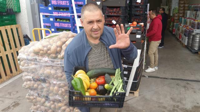 Carlos Moreno, sujetando una caja de fruta y verdura que pesa 5 kilos y cuesta 5 euros.