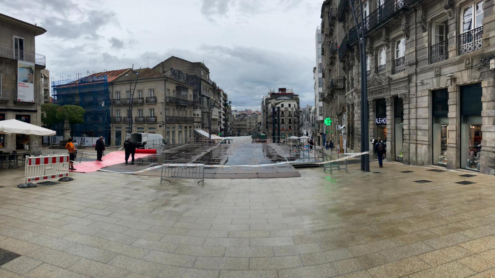 Montaje del árbol de Navidad en la Puerta del Sol.