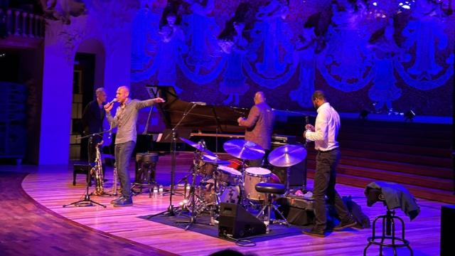 Joshua Redman, el jefe, presentando a la banda.