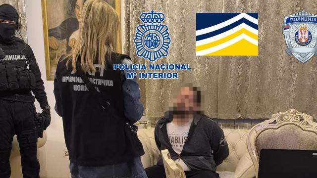 Momento de la detención por parte de la Policía Nacional y la serbia.
