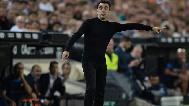 Xavi Hernández da indicaciones desde la banda de Mestalla