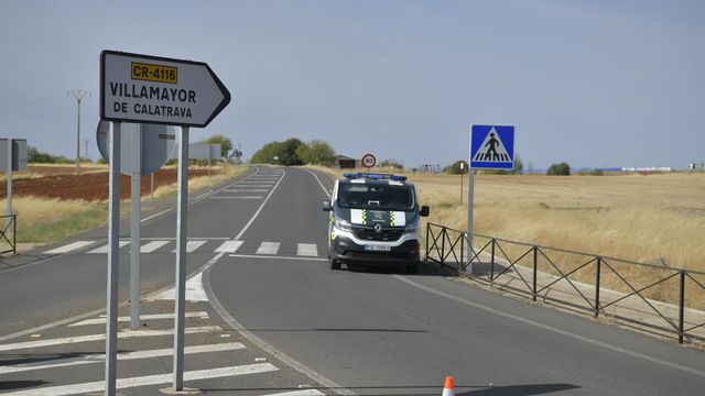 Un furgón de la Guardia Civil en el lugar de los hechos.