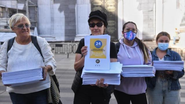Ángeles Álvarez (i) presenta enmiendas a la Ley Trans junto a otros colectivos feministas.