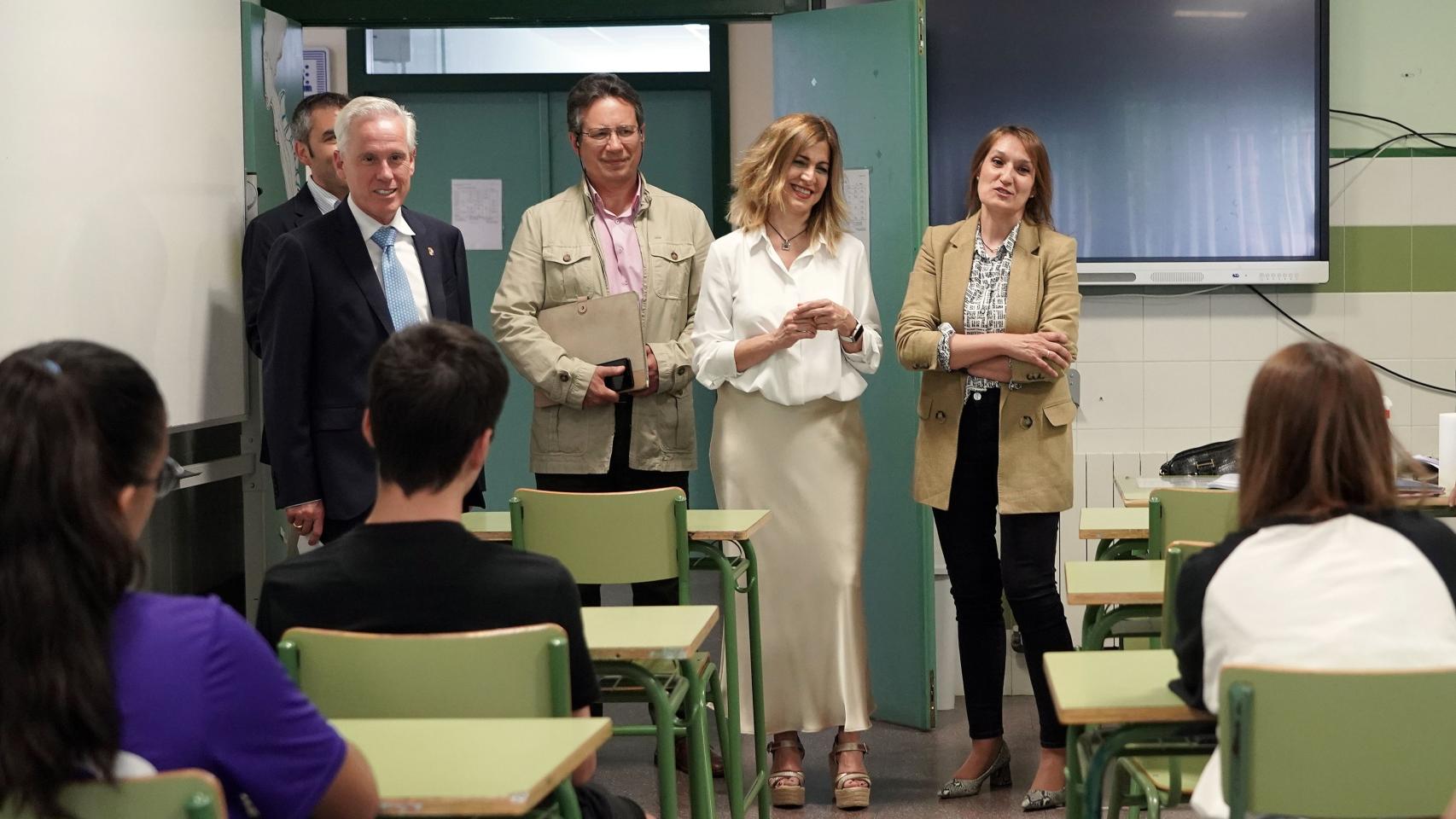 Rocío Lucas en una visita a un centro donde se realizan clases de refuerzo