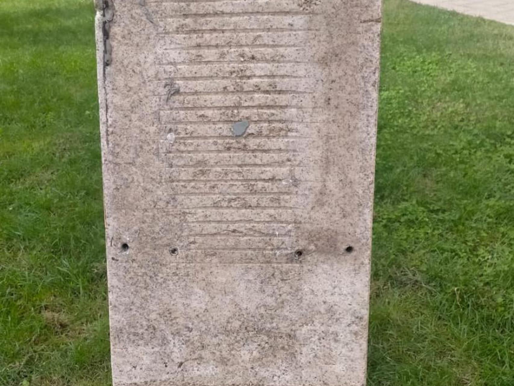 El monolito donde se encontraba la placa dedicada a Ursicina Martínez