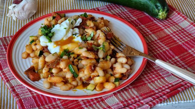Alubias fritas con huevo poché, una receta rápida y fácil de legumbres como plato único