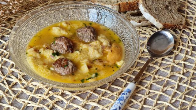 Sopa de pan y albóndigas especiadas, un plato fácil perfecto para días de frío