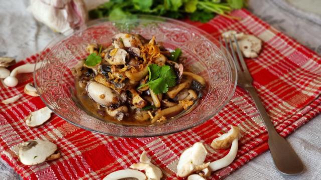 Cómo hacer un salteado de setas y chipirón en menos de 15 minutos