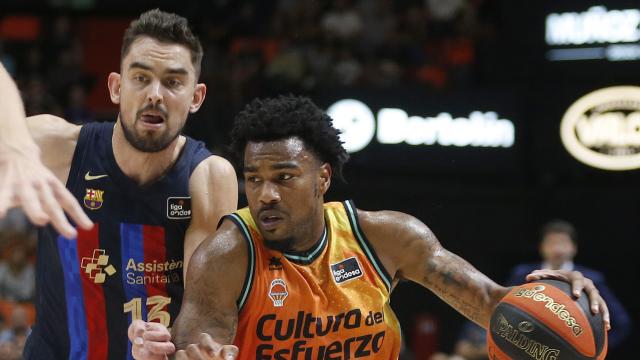 Disputa del balón en el Valencia Basket - Barcelona.