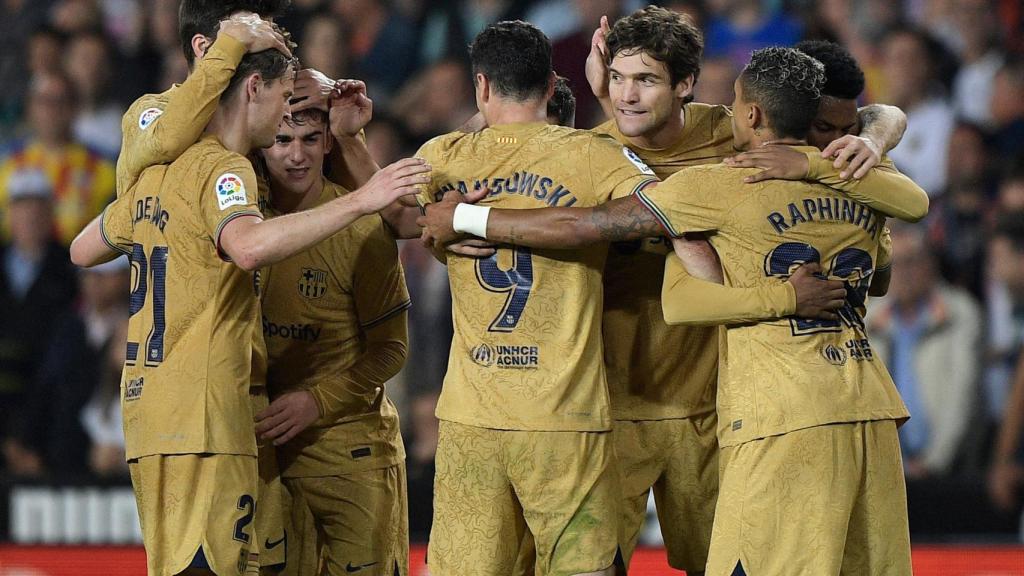 El Barça celebra el gol de Robert Lewandowski en Mestalla