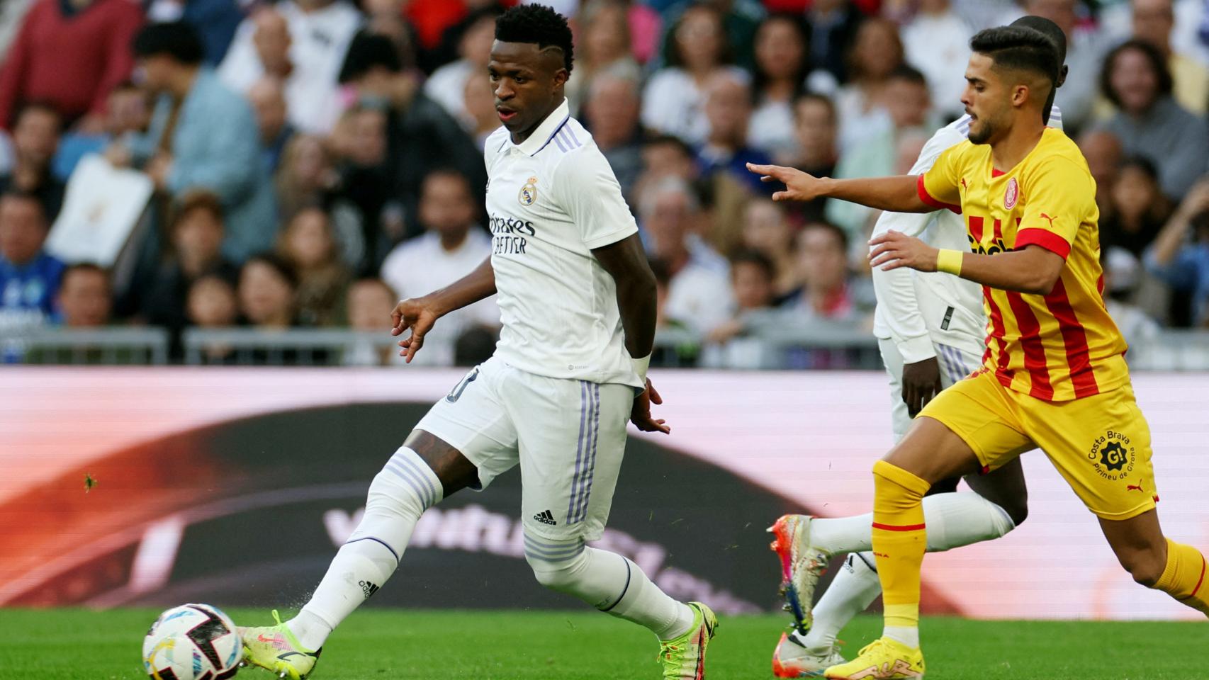 Vinicius perseguido por un futbolista del Girona
