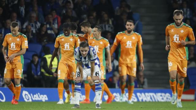 Los jugadores del Betis celebran el gol de la victoria.