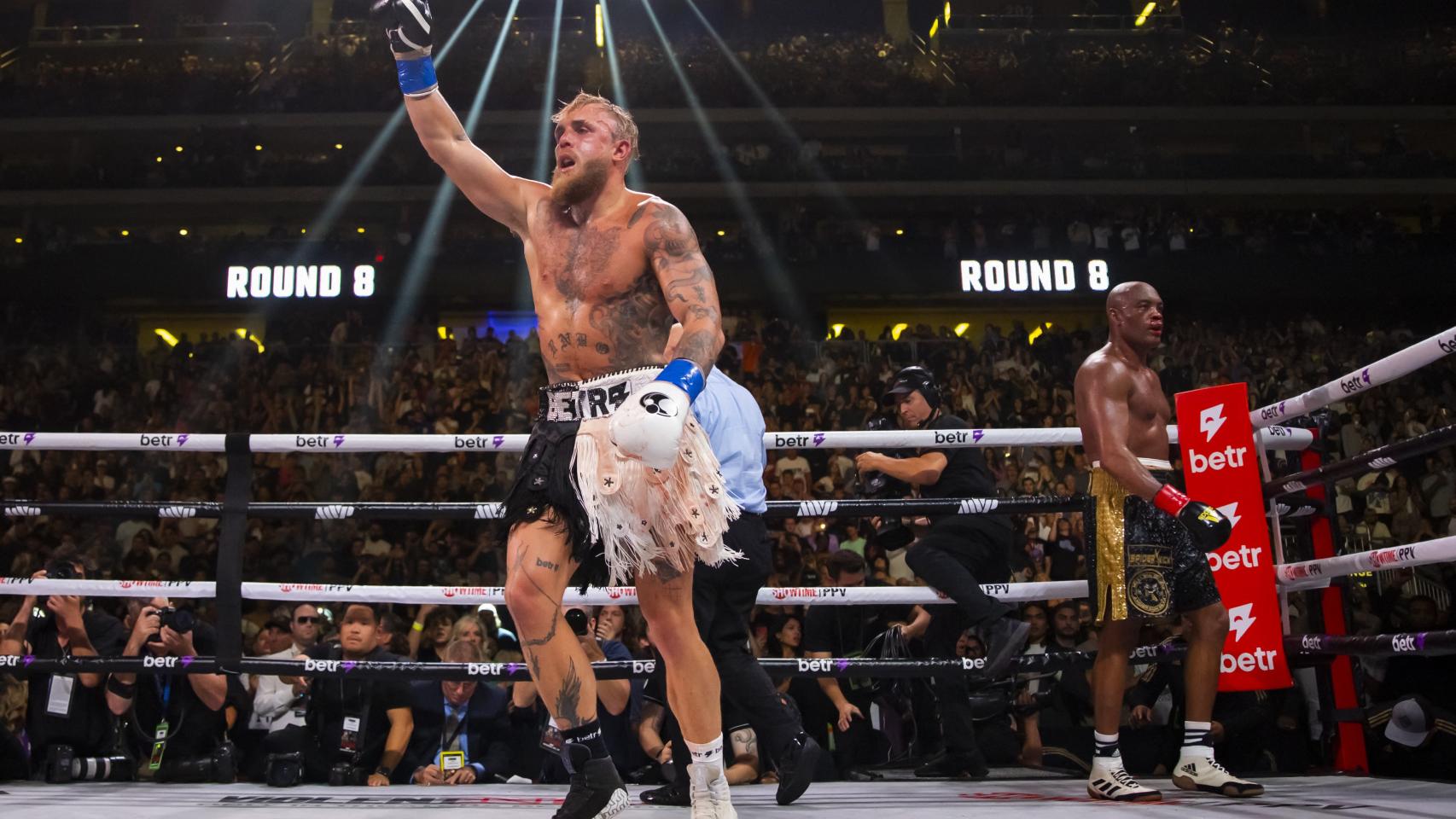 Jake Paul, celebrando su victoria ante Anderson Silva en el Desert Diamond Arena
