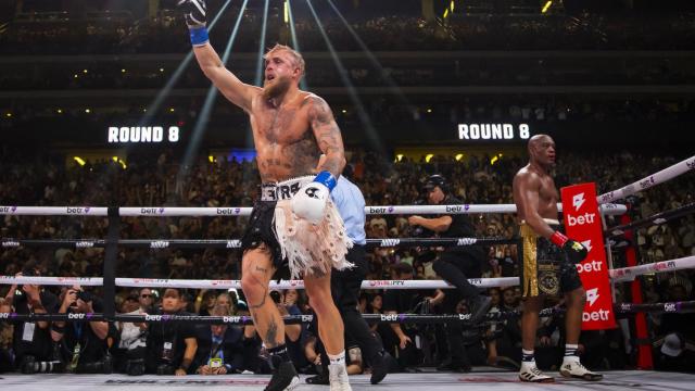 Jake Paul, celebrando su victoria ante Anderson Silva en el Desert Diamond Arena