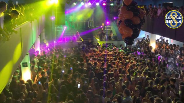 Imágenes captadas por los servicios de emergencia de Sevilla sobre la fiesta de Halloween de este sábado.