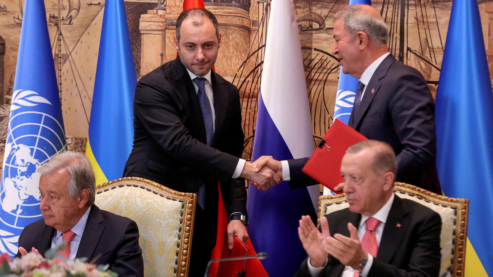 El secretario general de la ONU, Antonio Guterres; el ministro ucraniano de Infraestructuras; el presidente turco, Tayyip Erdogan; y el ministro turco de Defensa, Hulusi Akar, asisten a la firma del acuerdo en Estambul el pasado julio.
