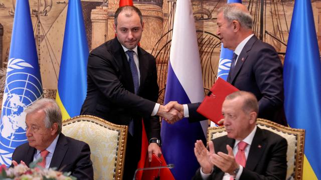 El secretario general de la ONU, Antonio Guterres; el ministro ucraniano de Infraestructuras; el presidente turco, Tayyip Erdogan; y el ministro turco de Defensa, Hulusi Akar, asisten a la firma del acuerdo en Estambul el pasado julio.
