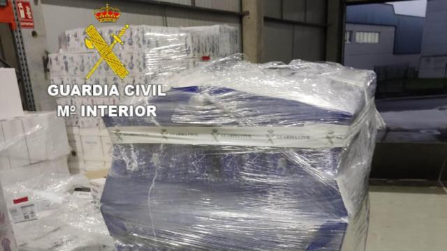 La Guardia Civil incauta en Noia (A Coruña) unas 1.000 botellas de alcohol con QR inválidos