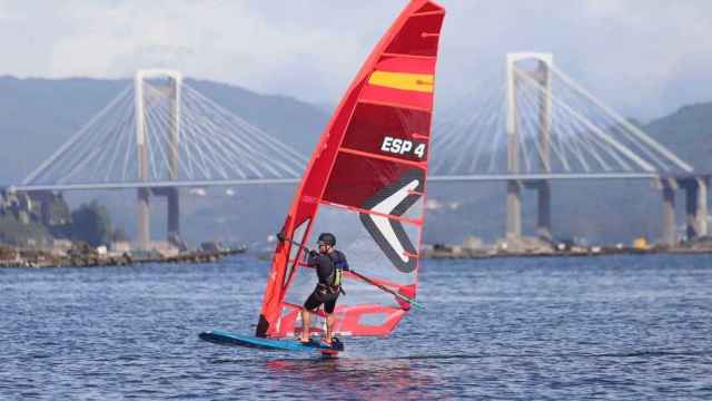 El preolímpico español Tomás Vieito se impone en la semana Abanca Windsurf en la ría de Vigo