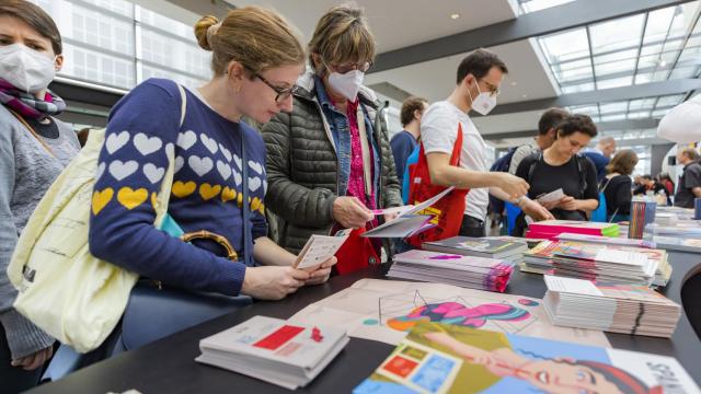 Lectores en el vestíbulo de uno de los pabellones en la Feria de Fráncfort
