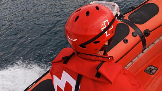 Imagen de archivo de un voluntario de Cruz Roja en un rescate.