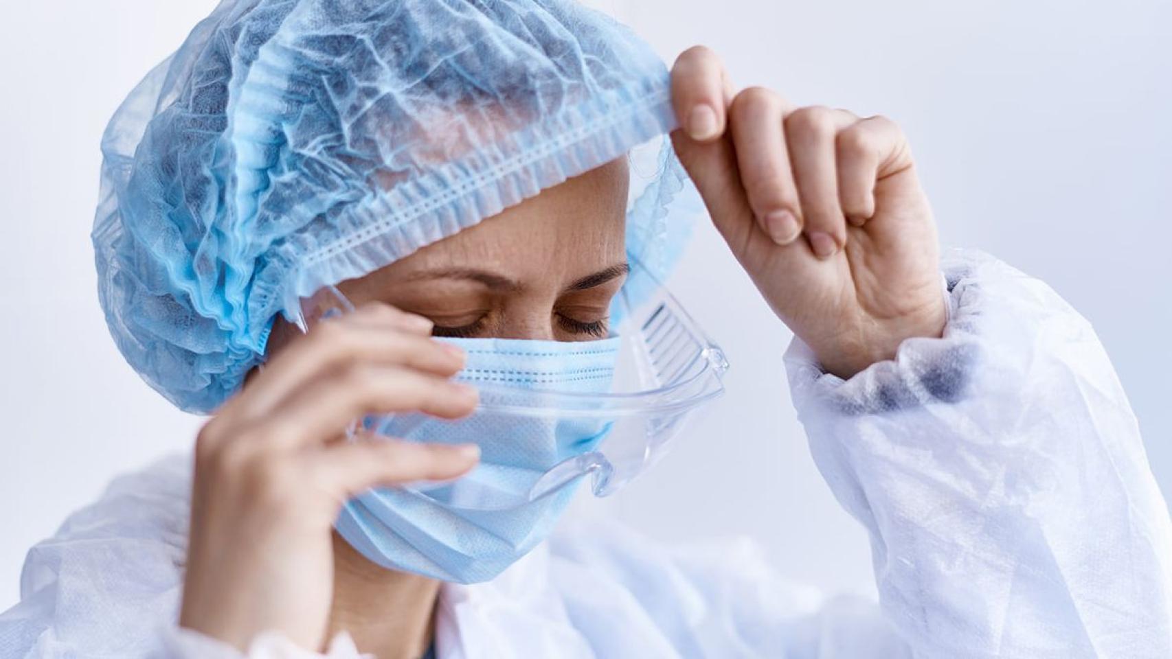 Una sanitaria con equipo de protección en imagen de archivo.