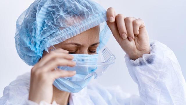 Una sanitaria con equipo de protección en imagen de archivo.
