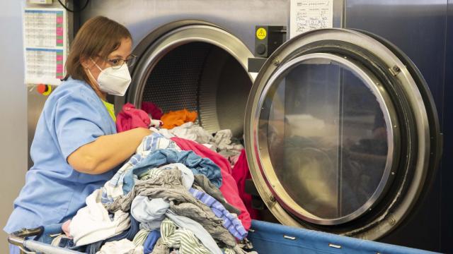 Una persona con discapacidad trabajando en el Centro de San Juan de Dios de Valladolid.