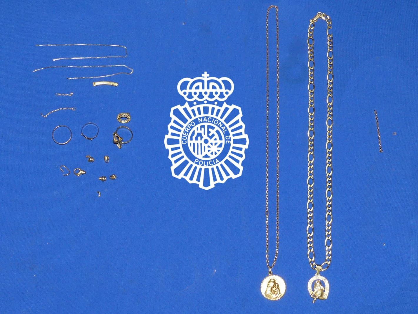 Imagen de las joyas de oro robadas en un domicilio de Salamanca.