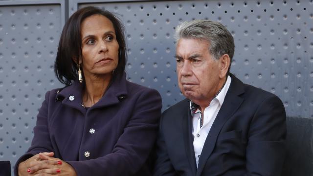 El tenista Manolo Santana junto a su mujer, Claudia Rodríguez, en un evento público en Madrid, en mayo de 2018.