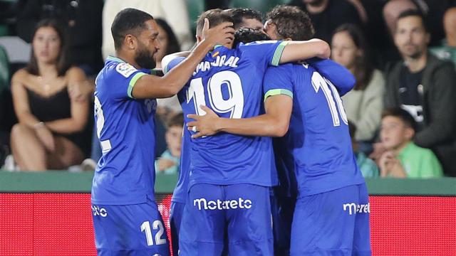 Piña de los jugadores del Getafe para celebrar el gol de Enes Ünal