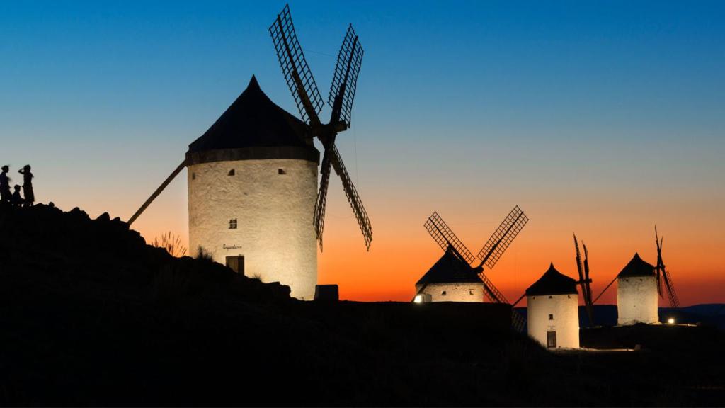 Molinos de Consuegra (Toledo). Foto de archivo de Turismo de Castilla-La Mancha.