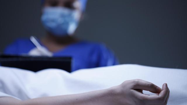 Un médico certificando la defunción de una persona.