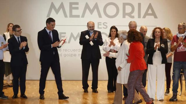 Pedro Sánchez alude al cumplimiento de la Constitución durante el acto de homenaje a todas las víctimas del golpe militar, la Guerra y la Dictadura
