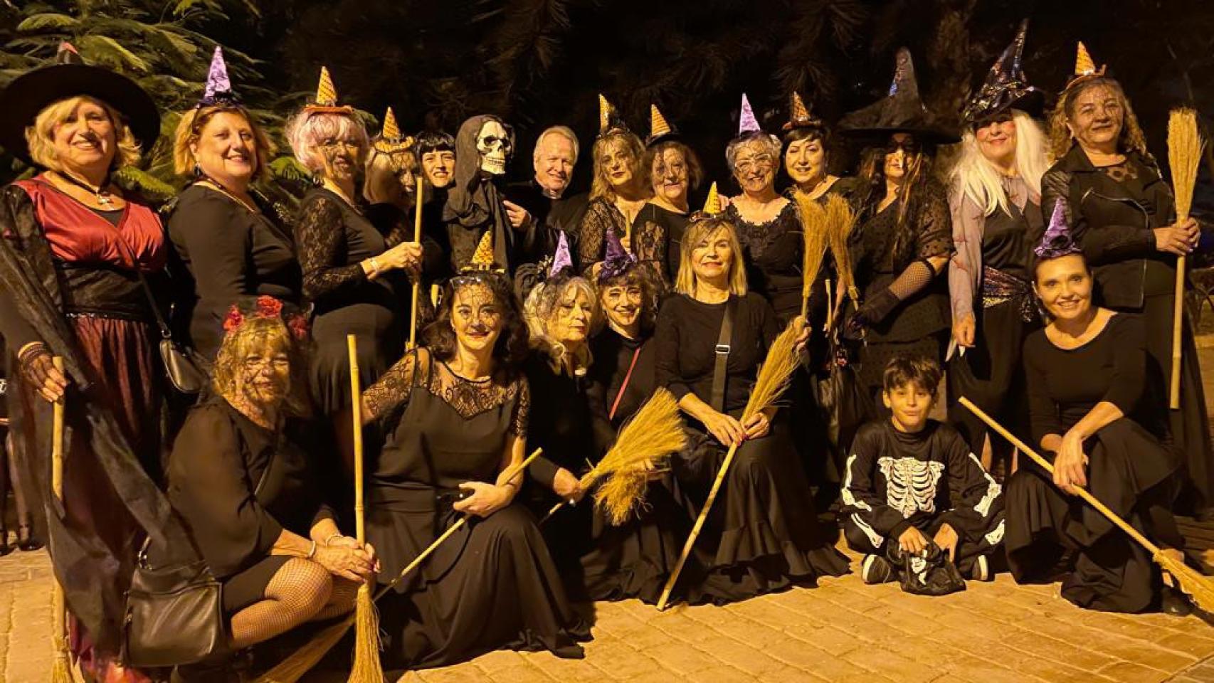 Unas señoras disfrazadas.