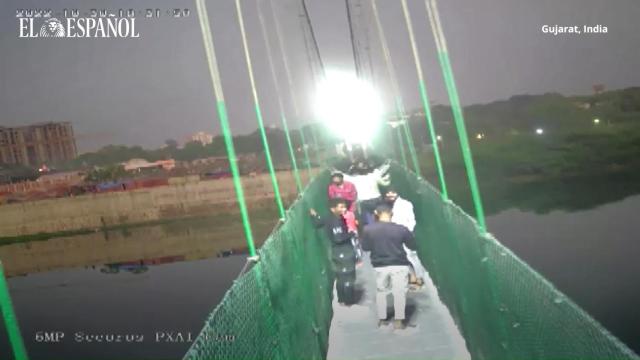 Este es el momento en el que el puente de Gujarat (India) colapsa y deja más de 140 muertos