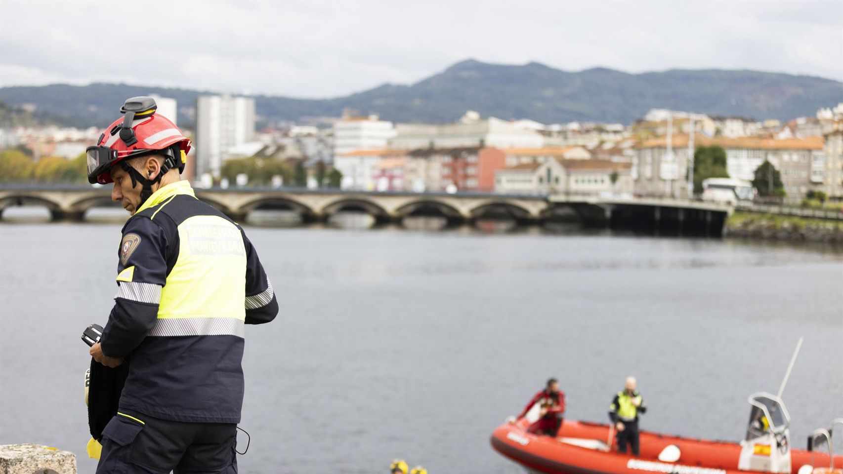 Un bombero en el dispositivo de búsqueda en Pontevedra, Galicia.