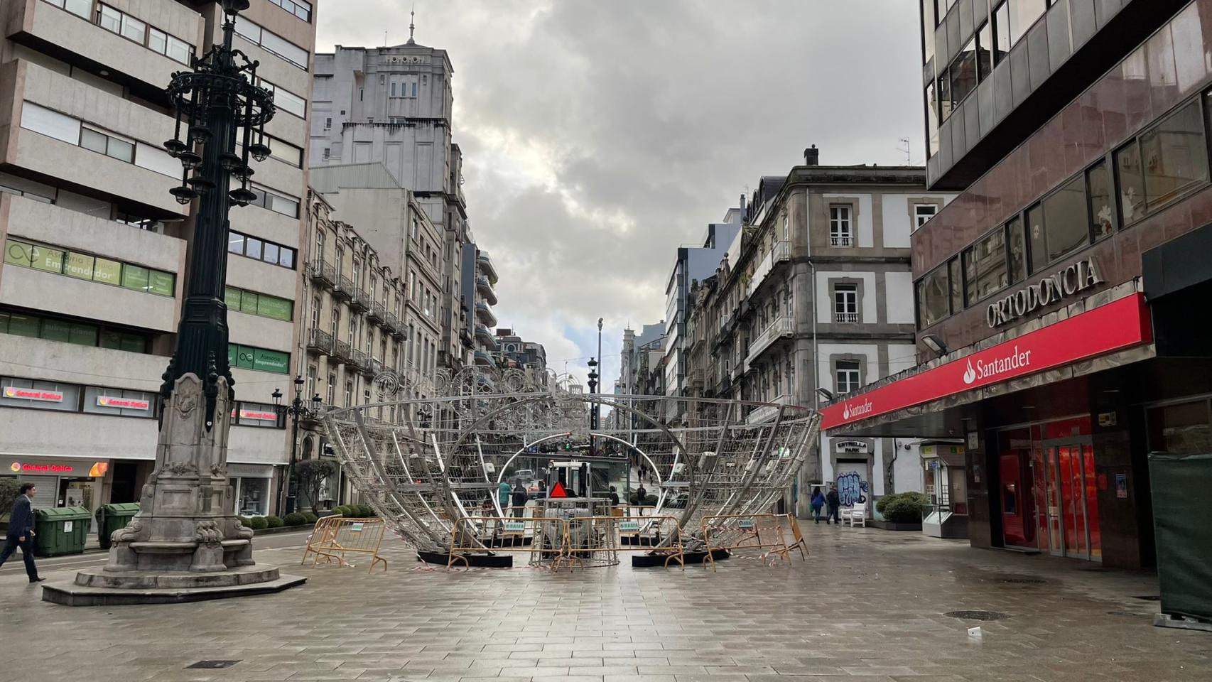 Montaje de la bola de Navidad en la Farola, a 31 de octubre de 2022.
