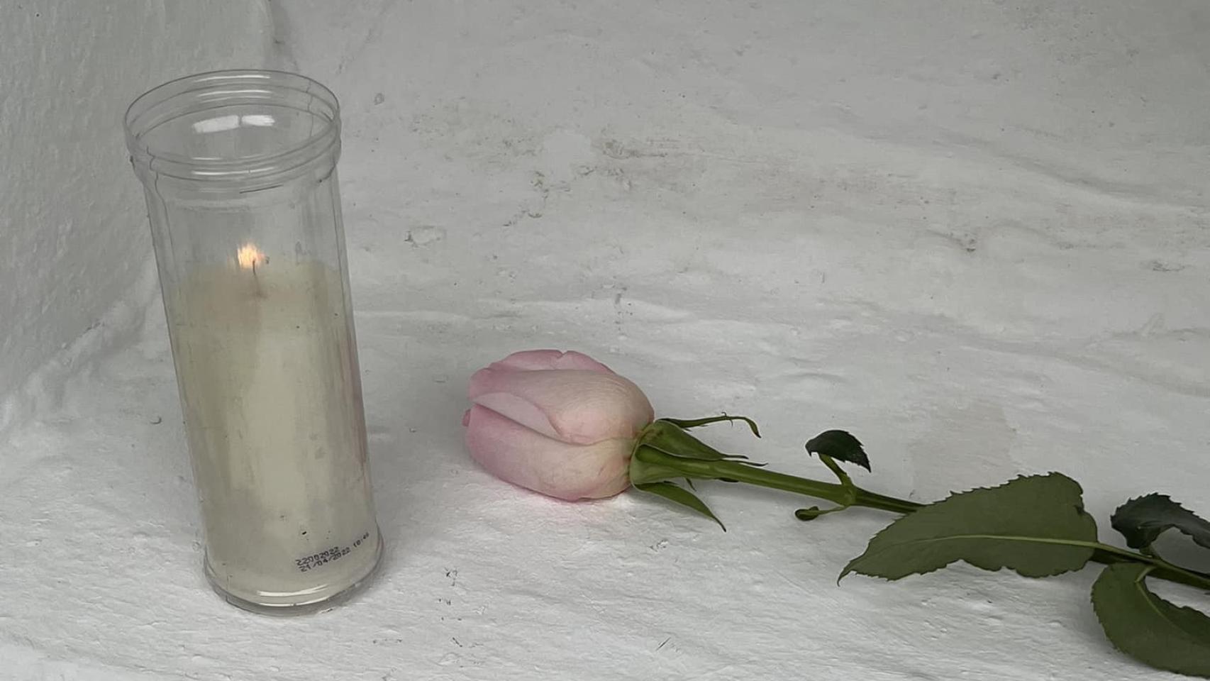 Una vela y una rosa en los nichos sin visita de Alhaurín de la Torre.