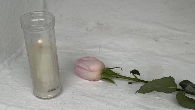 Una vela y una rosa en los nichos sin visita de Alhaurín de la Torre.