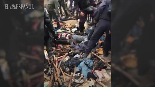 Estas son las imágenes de agentes marroquíes con decenas de migrantes en la frontera con España