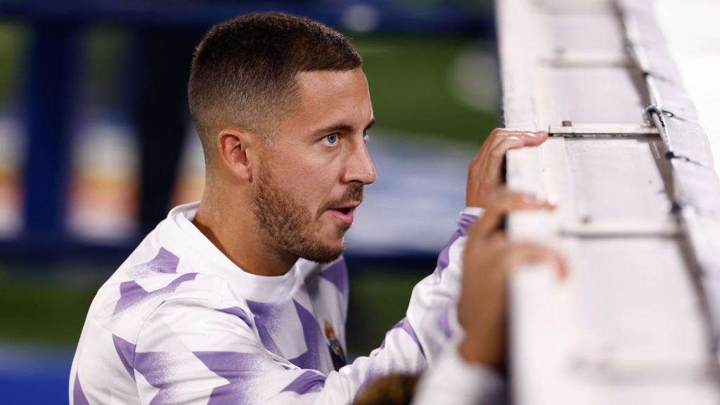 Eden Hazard se apoya sobre el banquillo del Coliseum Alfonso Pérez de Getafe