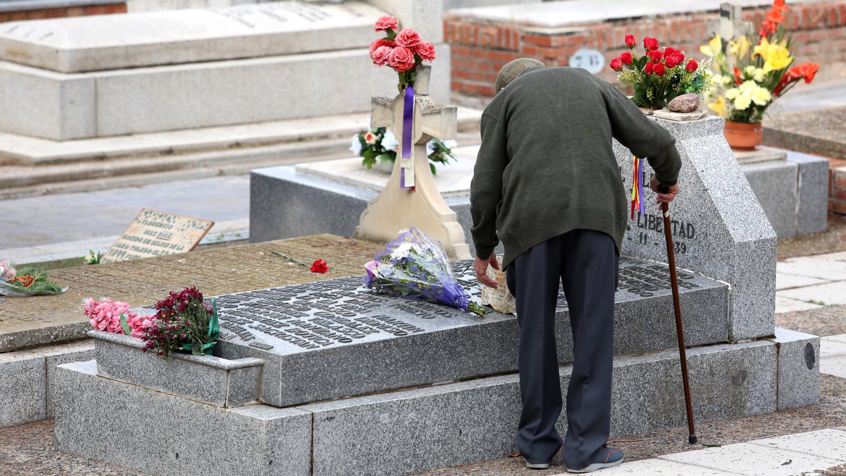 Flores, silencio y emoción en el Día de Todos los Santos en Toledo: todas las imágenes