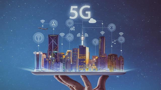 Representación gráfica de conexiones a través de una red 5G.