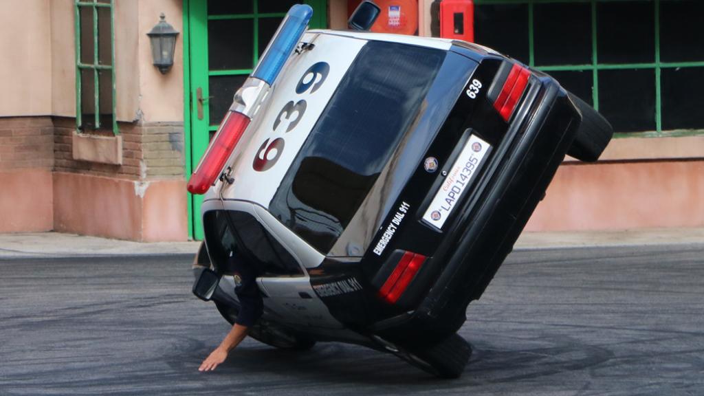 Los especialistas de ‘Loca Academia de Policía’ del Parque Warner conducen con los coches a dos ruedas.