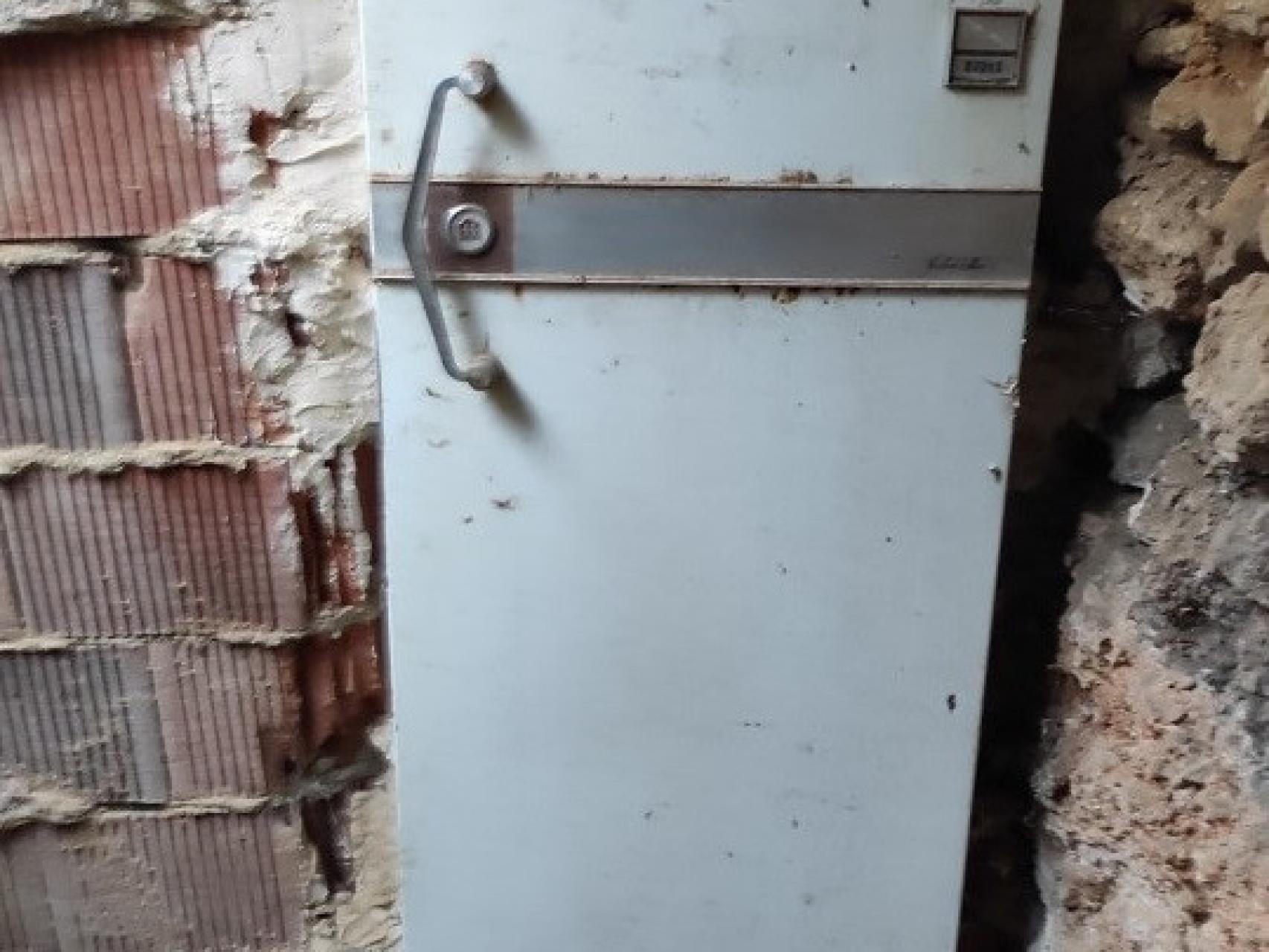 La puerta de frigorífico mediante la que se accedía al zulo.